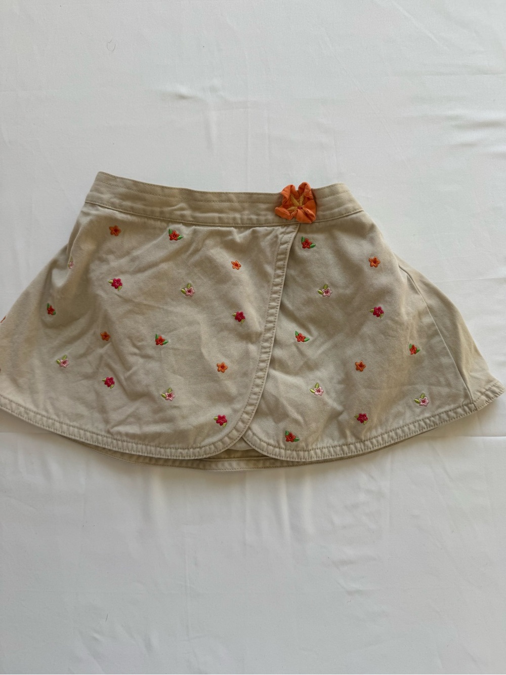 Toddler 2003 Gymboree Y2k Beige Embroidered Floral Skirt with built in bummies.